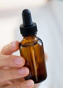 main poorte flacon fermé