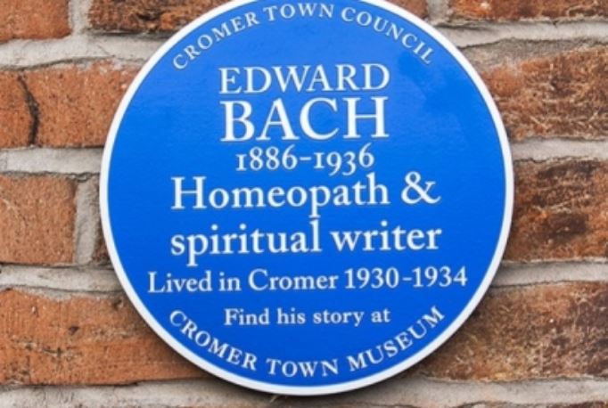 Plaque commémorative située à Cromer, en Angleterreen hommage au Dr Bach