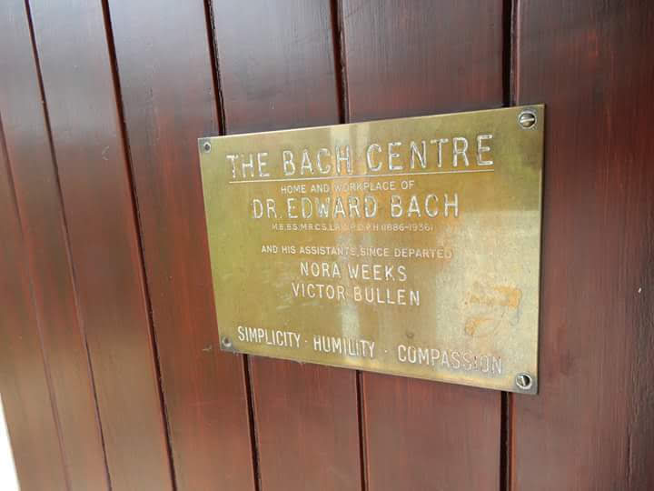 Une plaque dorée sur la porte d'entrée du Centre Bach ou Bach Center en Angleterre indiquant Simplicity Humility Compassion