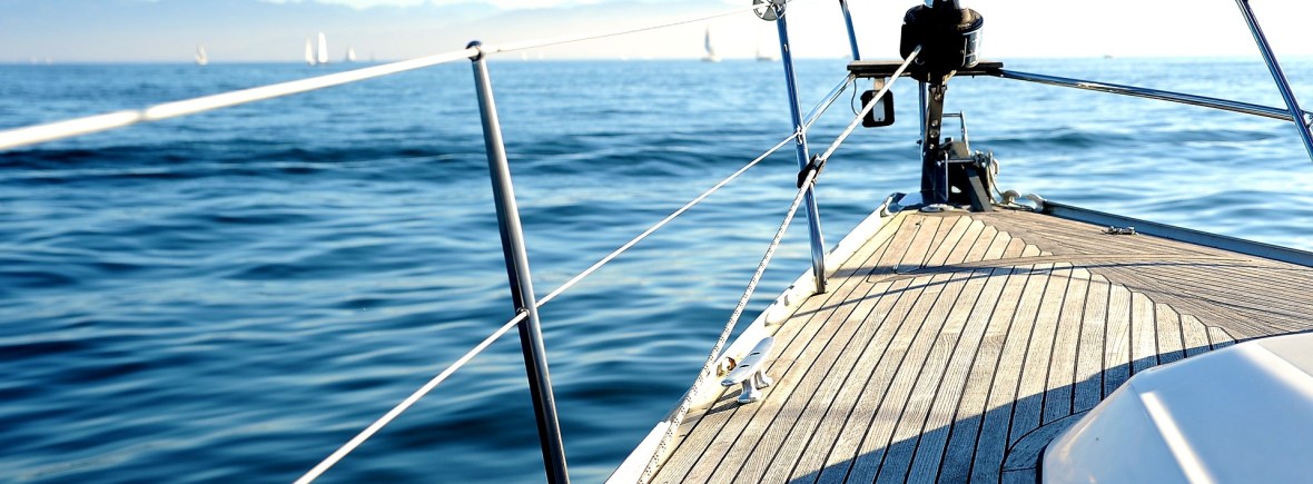 Proue d'un voilier sur la mer bleue