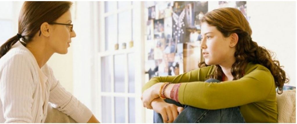 Une adolescente en consultation avec un psy, en séance face-à-face